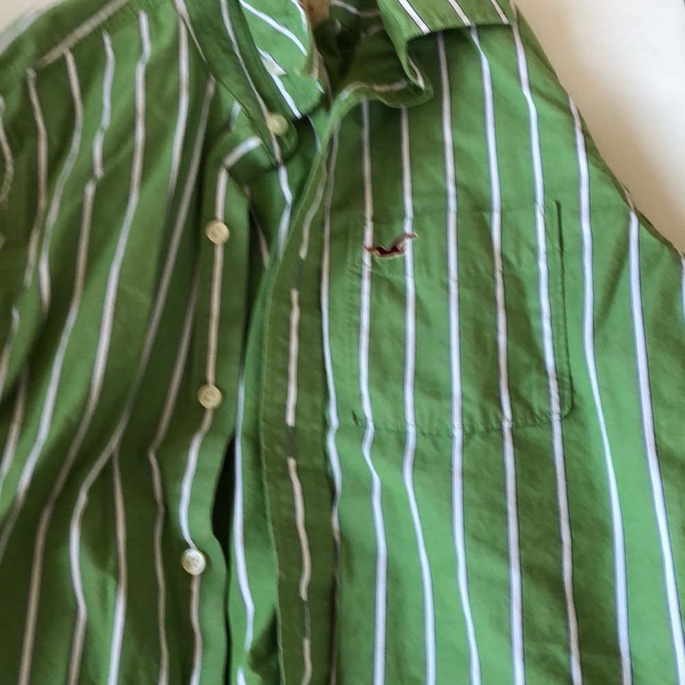 Green Hollister ☘️shirt - Picture 6 of 6
